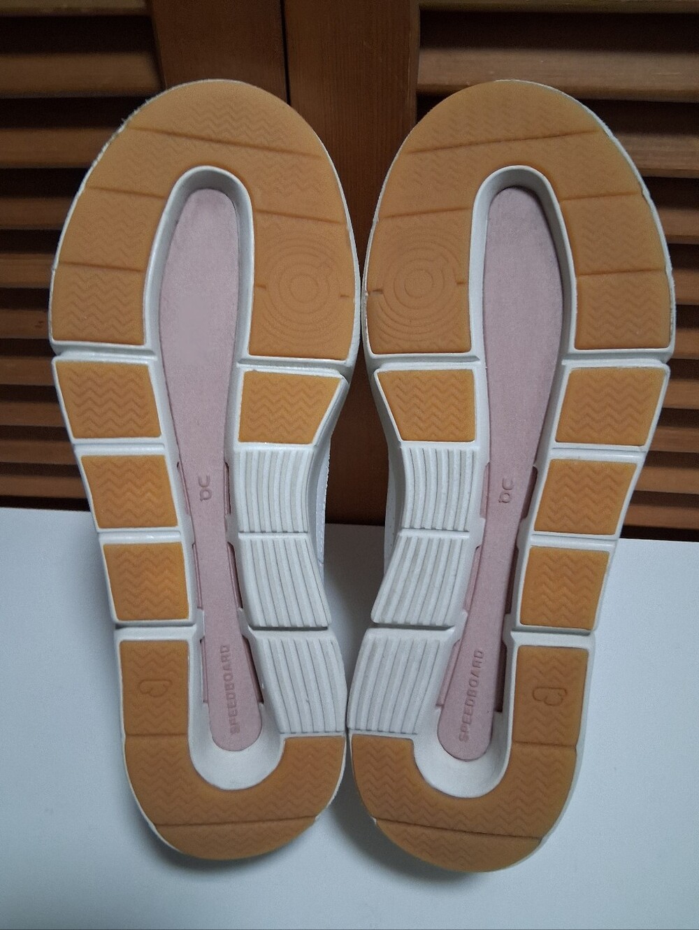 On The Roger Centre Court Women's White Perforated Sneaker * Size: 8 - Picture 7 of 8